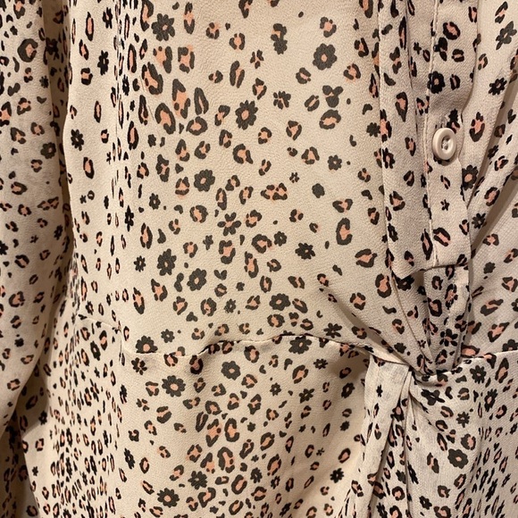 U womens torrid long sleeve pull over plus size blouse size 2X.  EUC - Picture 2 of 5